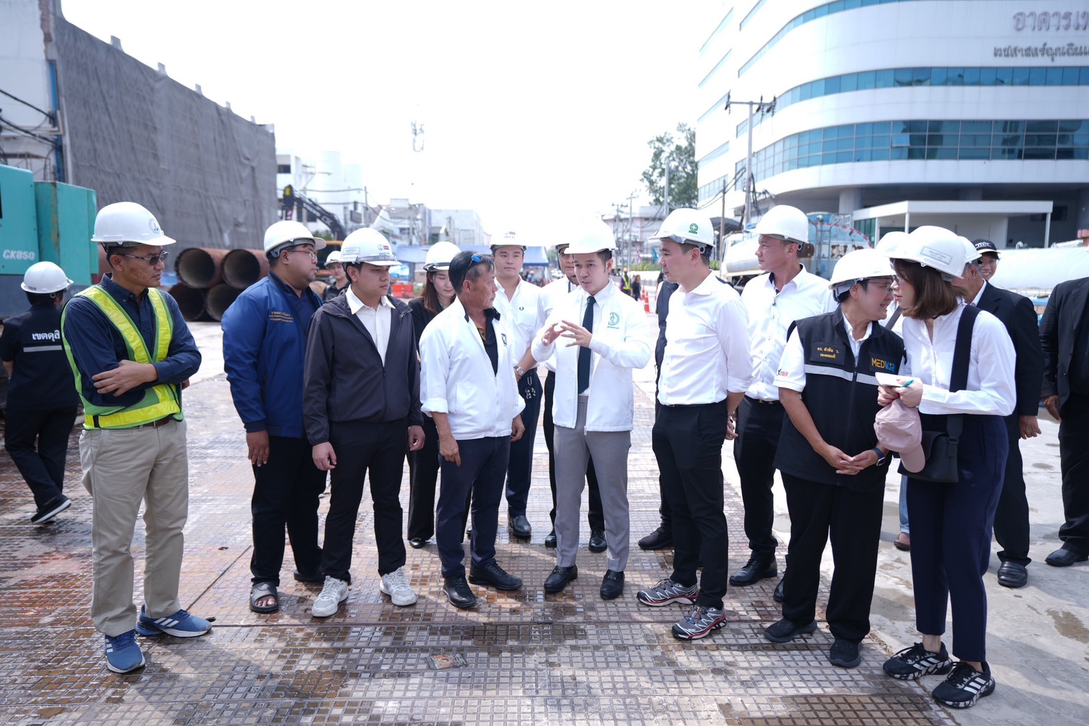 51 วันหลังถนนยุบหน้า รพ.วชิรฯ ทำไมงานยังไม่เสร็จ?