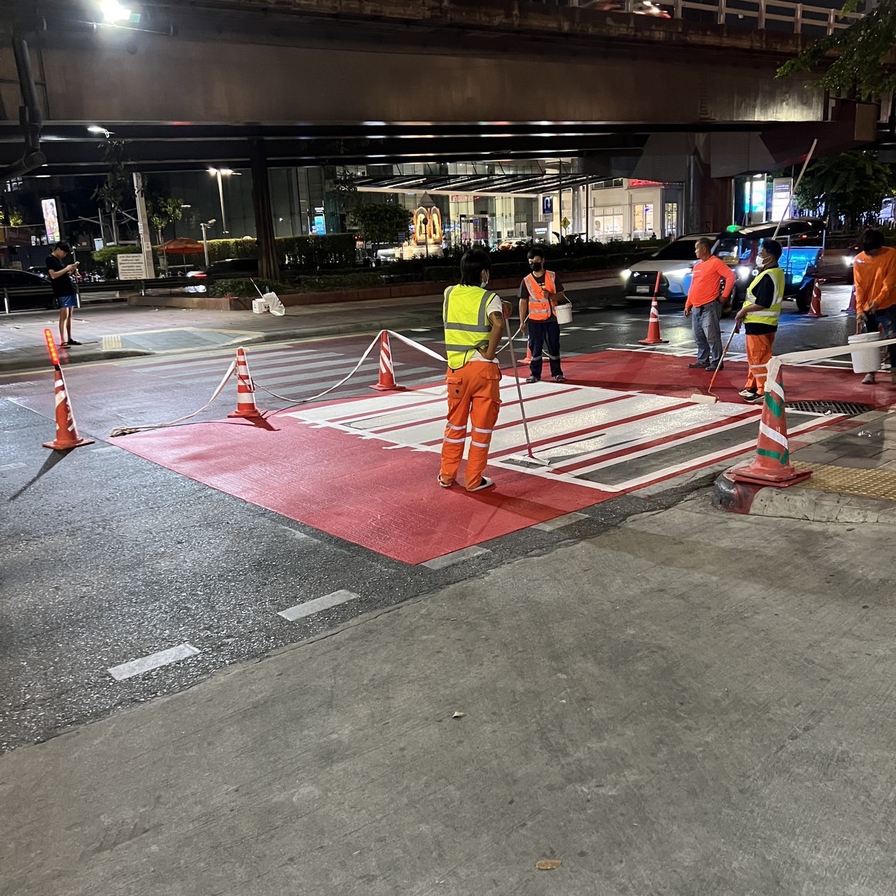 ขอบคุณ สจส.กทม. ที่เข้ามาดำเนินการตีเส้นทางม้าลาย(สีแดง)📌 หน้าโรงแรมแมนดาริน พระราม 4
