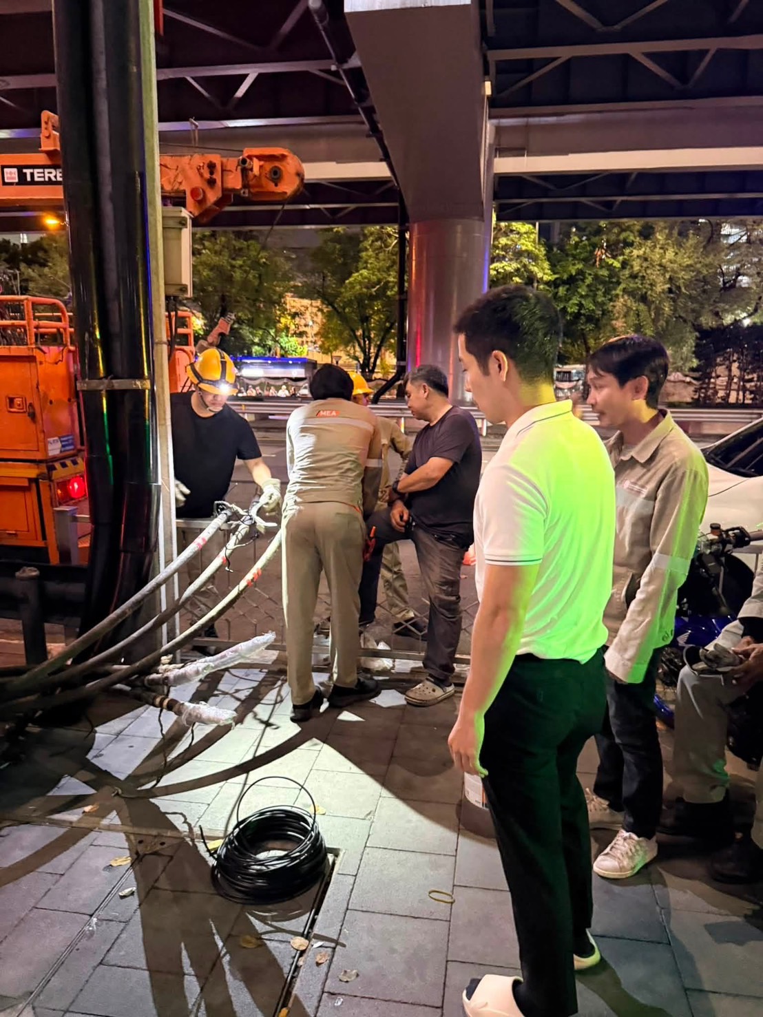 21.30 น. : ติดตามความคืบหน้าโครงการนำสายไฟฟ้าลงดิน ถนนพระราม 4